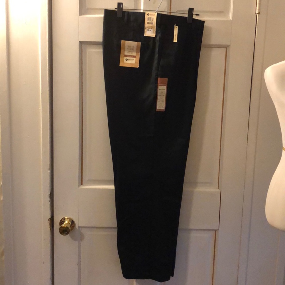NWT Men’s 44x30 Haggar Black Khaki Pants